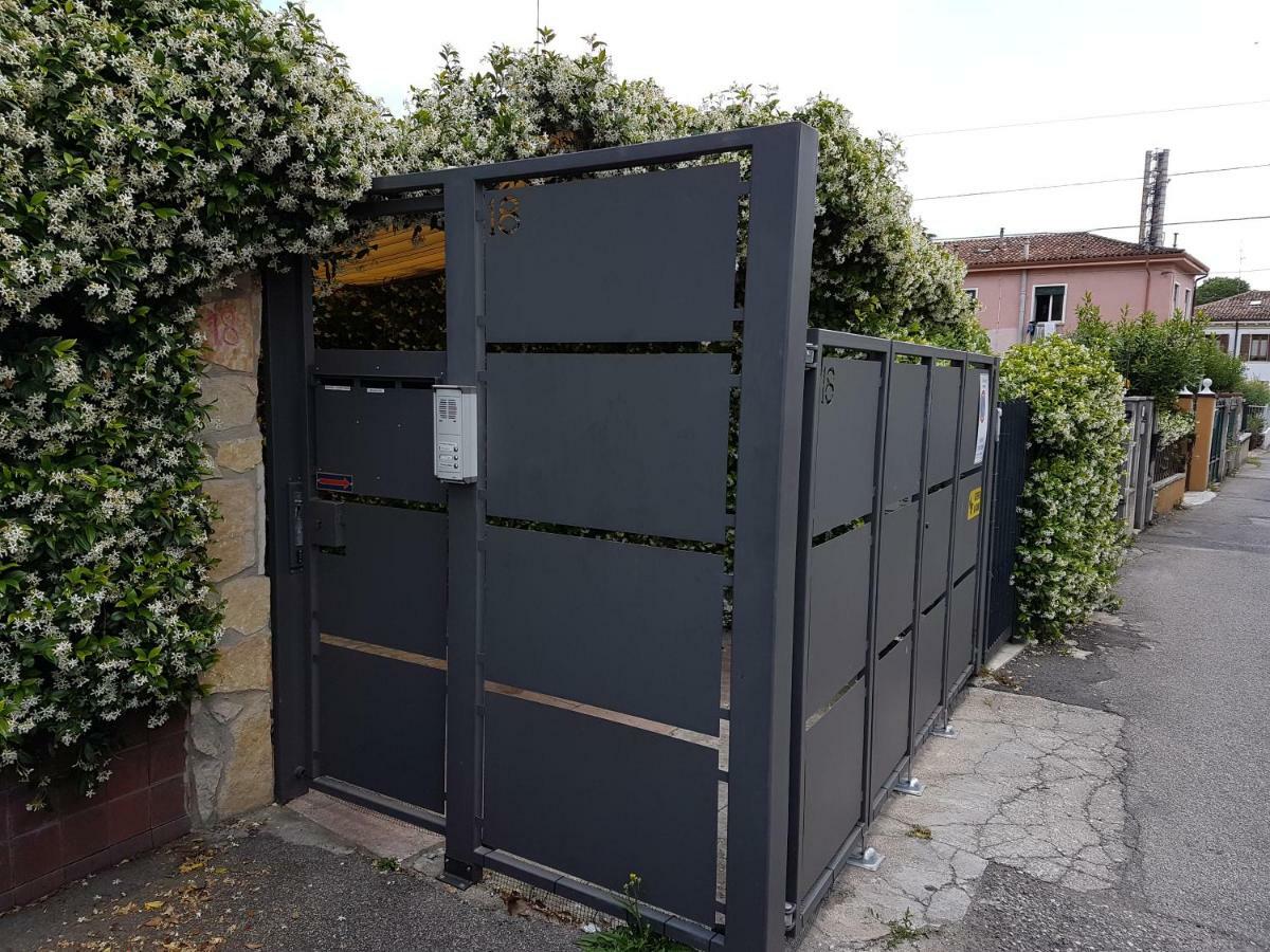 Dora Baltea Monolocale Primo Piano Mansarda Secondo Piano Verona Exteriér fotografie