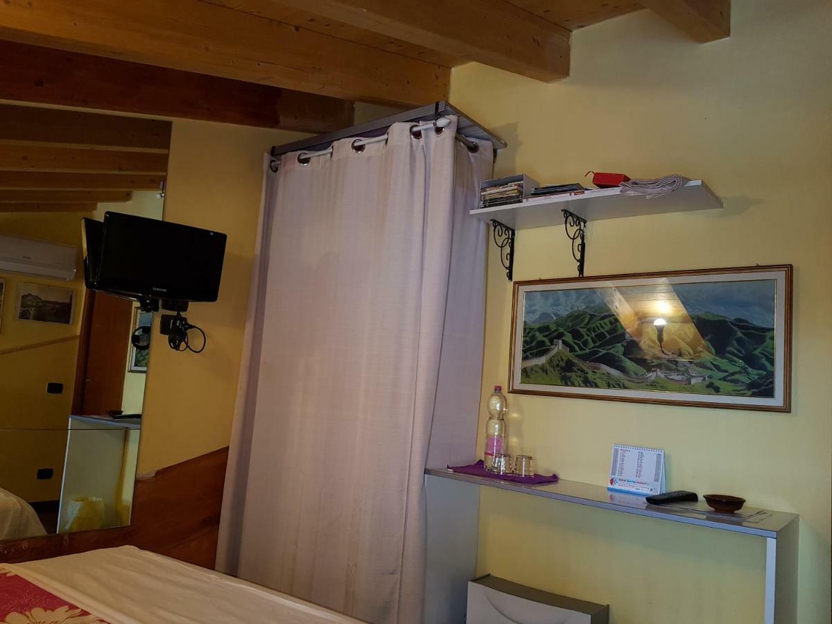 Dora Baltea Monolocale Primo Piano Mansarda Secondo Piano Verona Exteriér fotografie